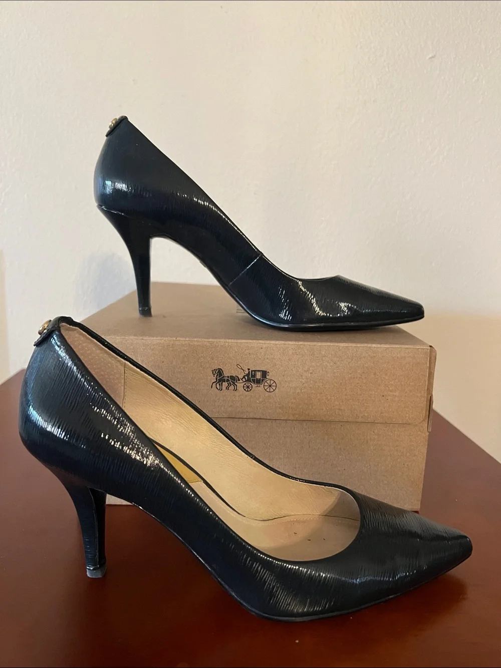 Michael Kors Navy textured real leather pumps. Size 6